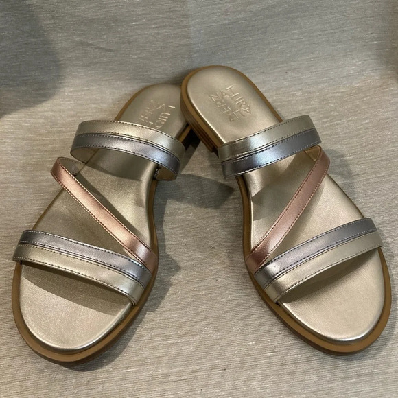 NATURALIZER Sz 8.5 Silver Gold Copper Metallic Strappy Slip On Sandals NEW - Picture 1 of 10